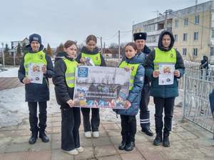 Волонтёры совместно с сотрудниками ГИБДД, членами ЮИД Троснянской СОШ был проведён рейд по соблюдению ПДД водителями транспортных средств. Им вручали памятки: «В школу - по безопасной дороге», «Осторожно дети», «10 правил для мамы – водителя» и другие.