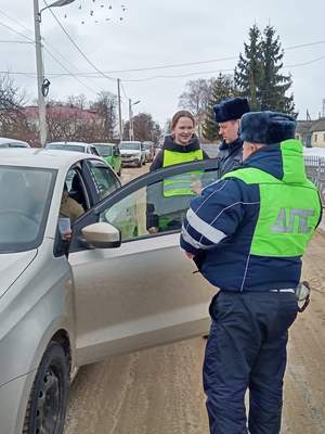 Волонтёры совместно с сотрудниками ГИБДД, членами ЮИД Троснянской СОШ был проведён рейд по соблюдению ПДД водителями транспортных средств. Им вручали памятки: «В школу - по безопасной дороге», «Осторожно дети», «10 правил для мамы – водителя» и другие.